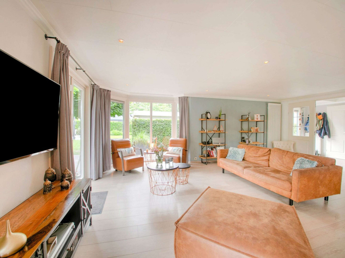 Living room 5, Lovely Holiday Home in Kaatsheuvel With Bubble Bath, Loon op Zand