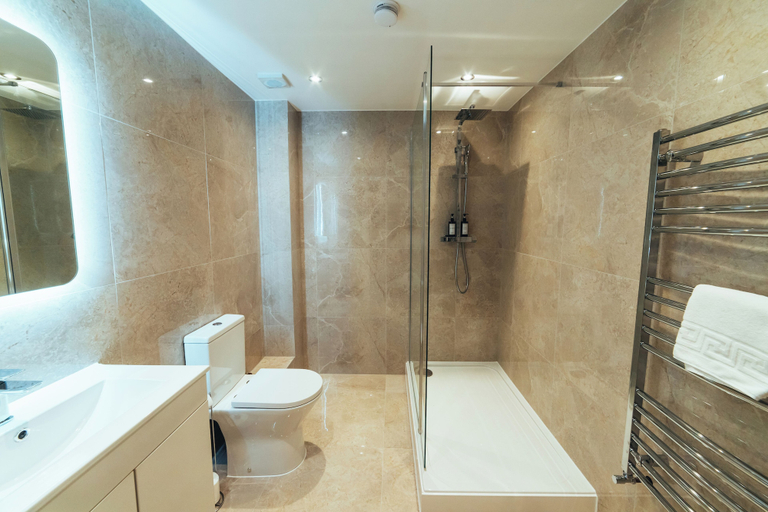 Bathroom 3, Kings Head Usk, Monmouthshire