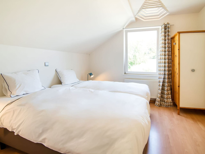 Bedroom 2, Luxurious villa with pool and sauna, and very suitable for culinary workshops!, Liège