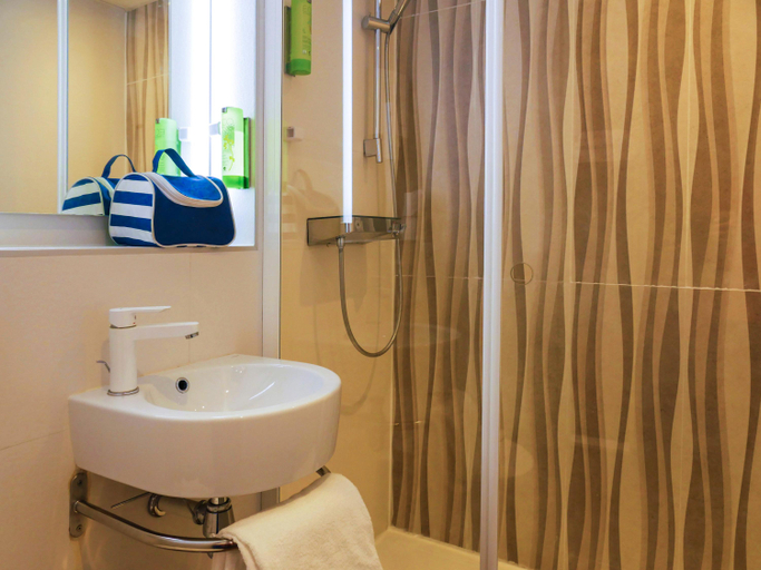 Bathroom 4, greet Hotel Marseille Provence Aéroport, Bouches-du-Rhône