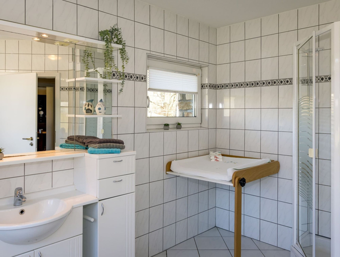 Bathroom 4, Large Apartment in the Beautiful Sauerland With Garden, Patio and Sauna, Siegen-Wittgenstein