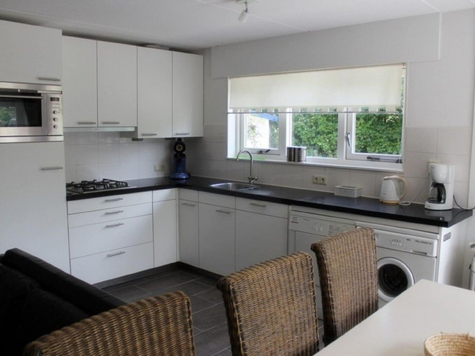 Private kitchen 2, Detached Holiday Home With Dishwasher Located on Texel, Texel