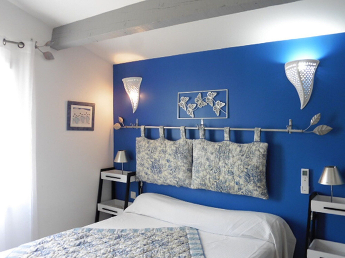 Room 4, Holiday Cottage With Private Terrace, Bellegarde, Gard