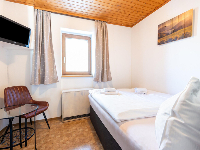 Room 5, Detached Modern Holiday Home With Sauna in the Salzburgerland, Zell am See