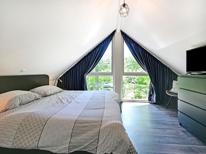 Room 4, Chalet With Gorgeous View of the Natural Surroundings, Tubbergen