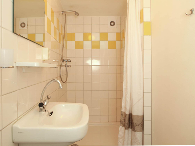 Bathroom 5, Quaint Villa in Doornspijk With Swimming Pool, Nunspeet