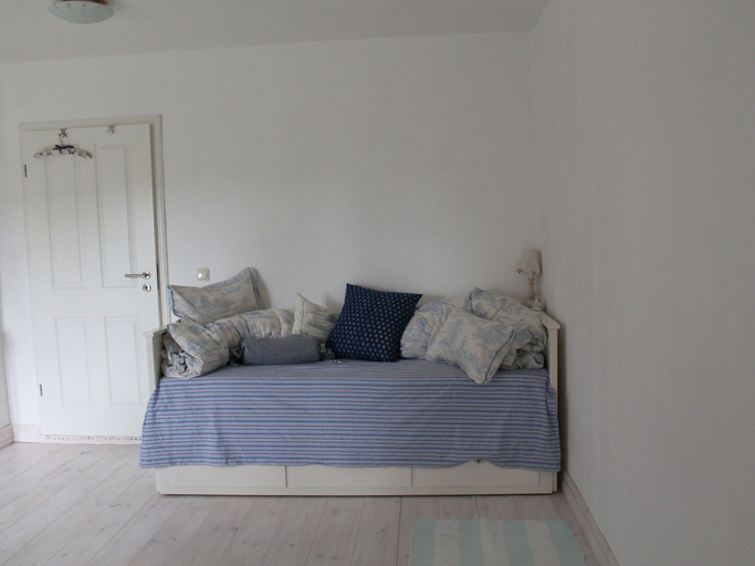 Others 3, Gorgeous Apartment in Neuburg With Terrace, Nordwestmecklenburg