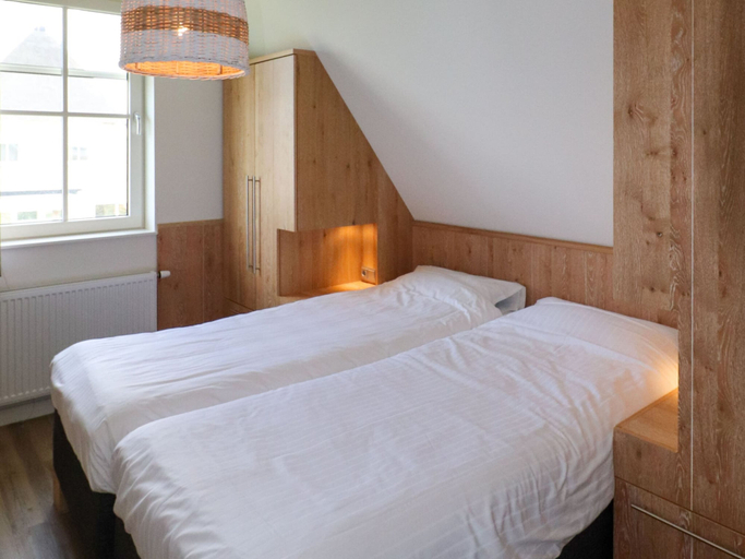 Room 4, Luxury Villa With Sauna and Jacuzzi at the Lake, Lemsterland