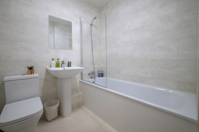 Bathroom 3, Stay Near Heathrow! Pristine, Convenient & Only 5 Mins to the Terminals, Surrey