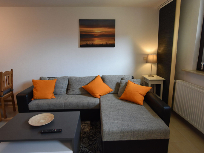 Living room 2, Beautiful Apartment in Robertsdorf with Garden, Nordwestmecklenburg