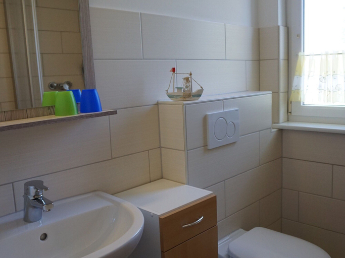 Bathroom 3, Spacious Apartment in Wieck auf dem Darb, Vorpommern-Rügen