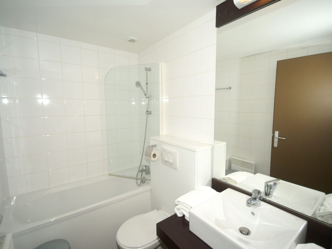 Bathroom 3, Nice Apartment With Dishwasher in the Beautiful Valjoly, Nord