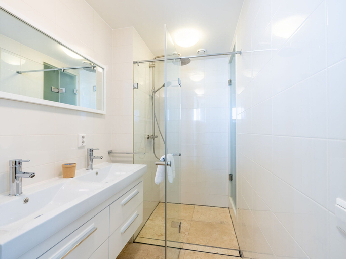 Bathroom 5, Luxury Apartment in a Residence Right on the Boulevard and the Beach, Bergen