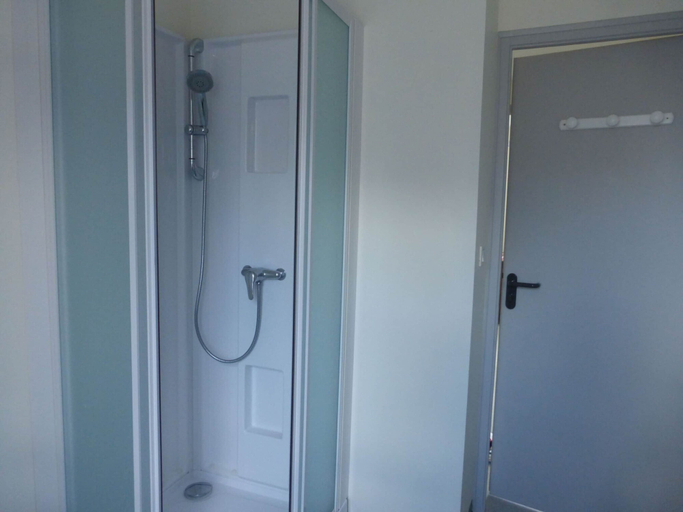 Bathroom 4, Apartment Near the Beach in Ploulec'h, Côtes-d'Armor