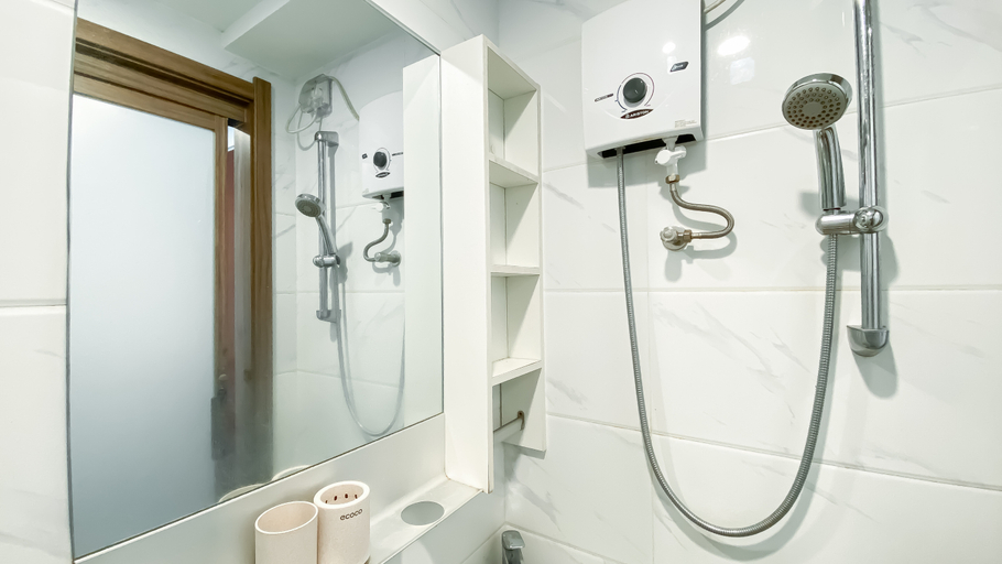 Bathroom 5, Comfortable and Simply Studio at Sky House Alam Sutera Apartment By Travelio, Tangerang