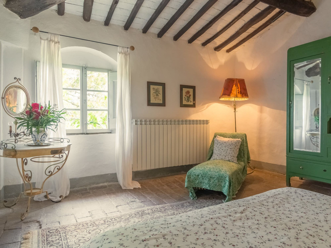 Bedroom 3, Cosy Farmhouse in Bacchereto With Swimming Pool, Prato