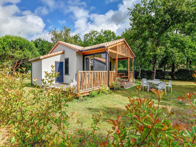Exterior & Views 2, Serene Chalet in Hourtin near Lake, Gironde