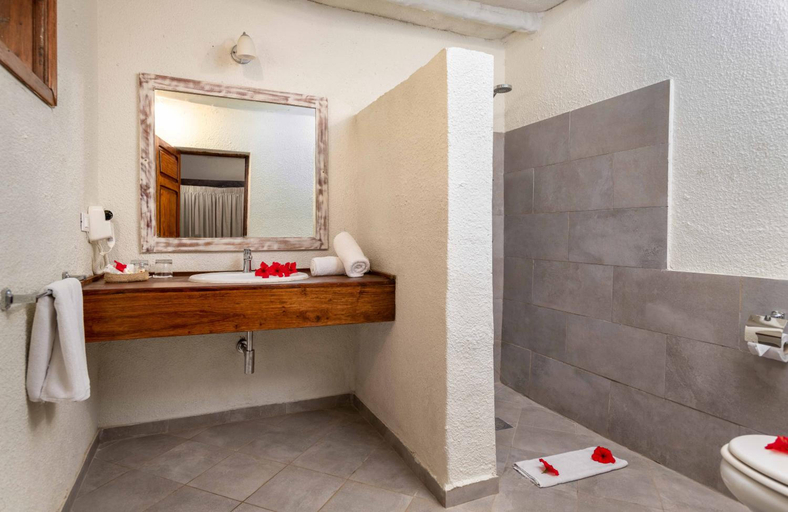 Bathroom 4, Karafuu Beach Resort and Spa, Kati