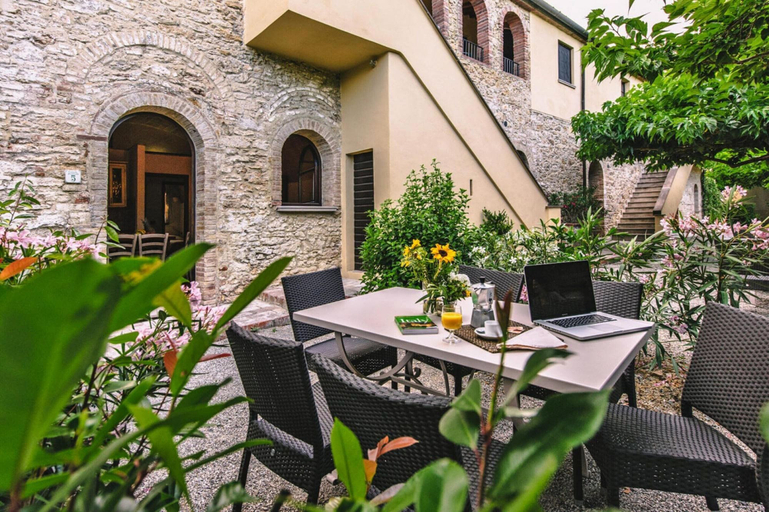 Outdoor dining, Agriturismo Tenuta Quarrata, Santo Pietro Belvedere, Pisa