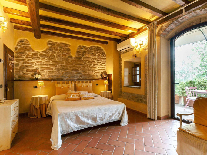 Room 3, Lovely Farmhouse in Pian di Sco With Barbecue, Arezzo
