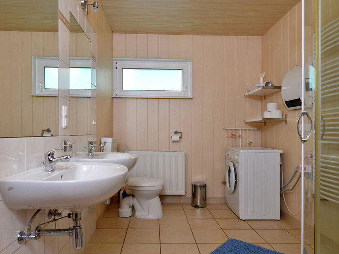 Bathroom 3, Garden-view Apartment in Heringhausen Lake City Centre, Waldeck-Frankenberg