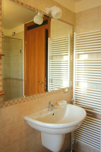 Bathroom 2, Apartment in Lazise With Communal Pool, Verona