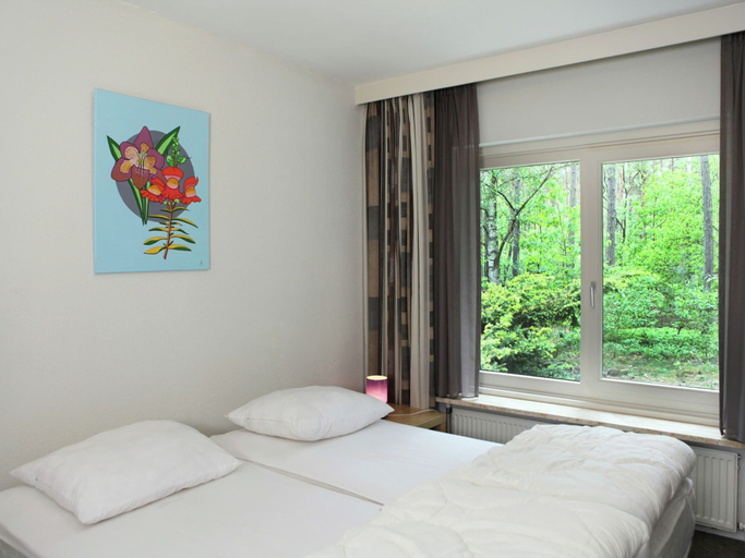 Bedroom 4, Quaint Villa in Doornspijk With Swimming Pool, Nunspeet