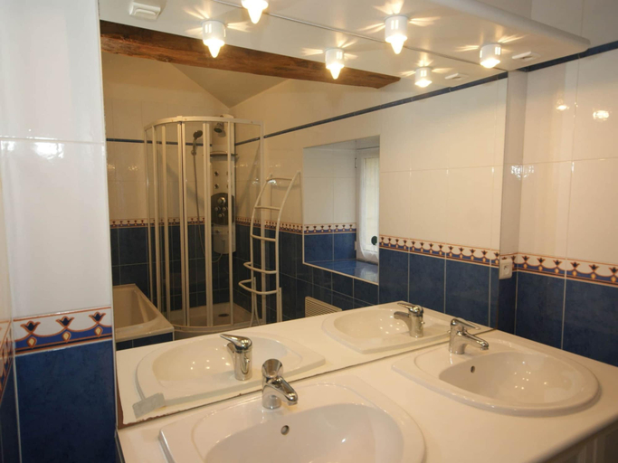 Bathroom 2, Spacious Holiday Home in Besse With Swimming Pool, Dordogne