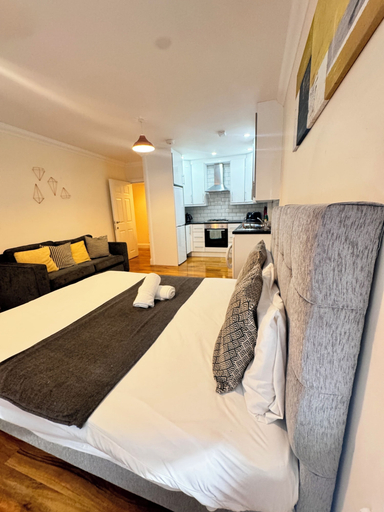 Bedroom 5, Stay Near Heathrow! Pristine, Convenient & Only 5 Mins to the Terminals, Surrey