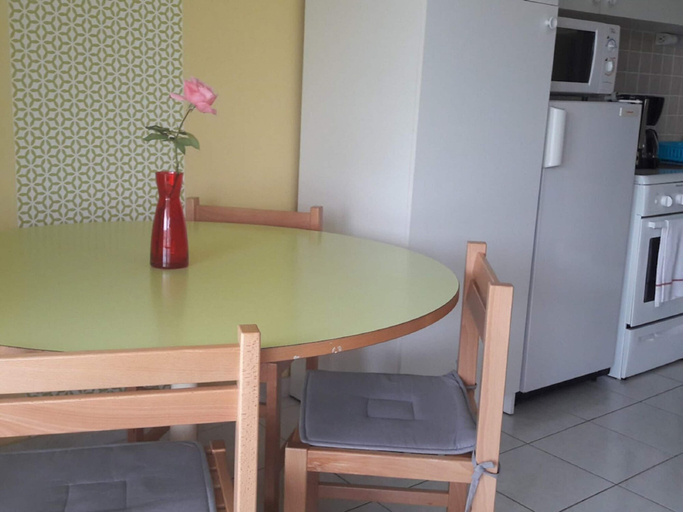 Dining 3, Amazing Cottage in Sauze-vaussais With Terrace, Deux-Sèvres