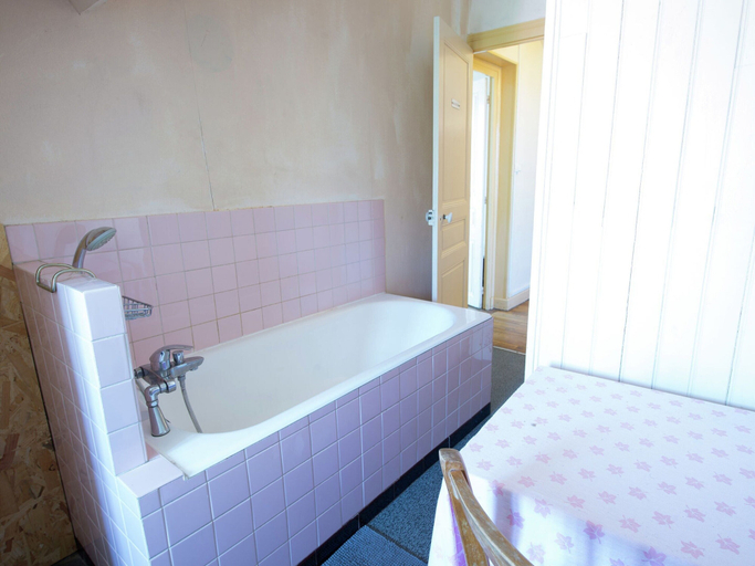 Bathroom 2, Unique Holiday Home in Saint-honore-les-bains With Garden, Nièvre