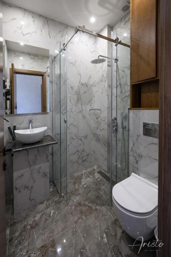 Bathroom 4, Aristo