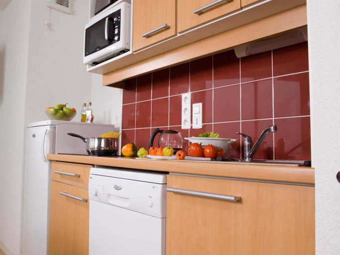 Private kitchen 3, Comfortably Furnished Apartment With a sea View, Somme