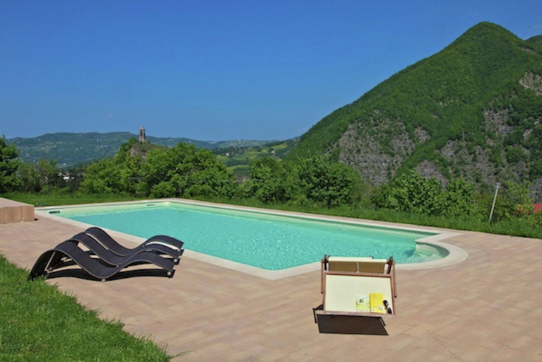 Pool 5, Modern Holiday Home in Imola With Swimming Pool, Bologna