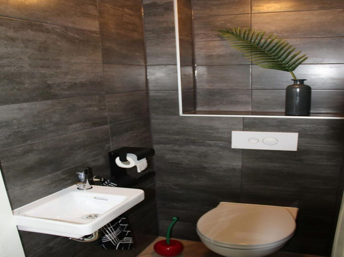 Bathroom 2, Appealing Bungalow With Garden, Sluis