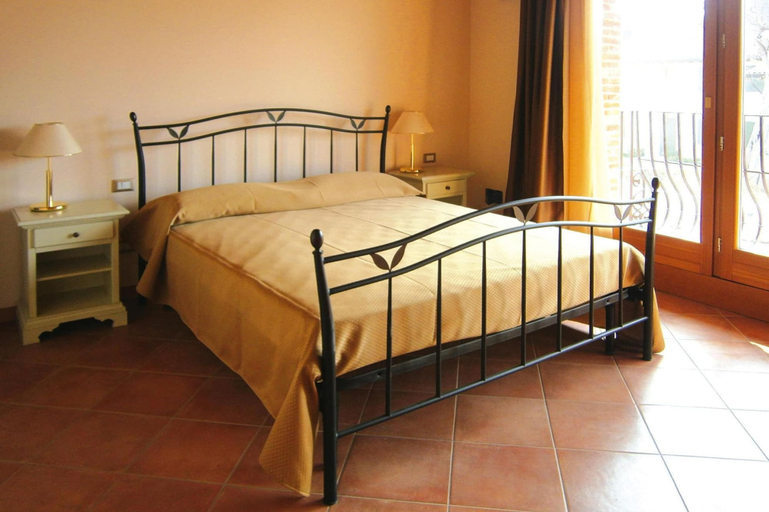 Room 5, Apartment in Lazise With Communal Pool, Verona