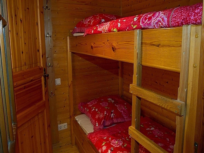 Room 3, Cozy Chalet With Fireplace, Located in Wooded Area, Eifelkreis Bitburg-Prüm