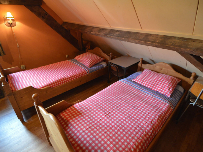 Room 4, Cozy Holiday Home in Bergen op Zoom With Garden, Bergen op Zoom