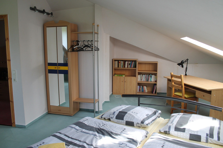 Room 1, Spacious Apartment in Boddin With Garden, Rostock
