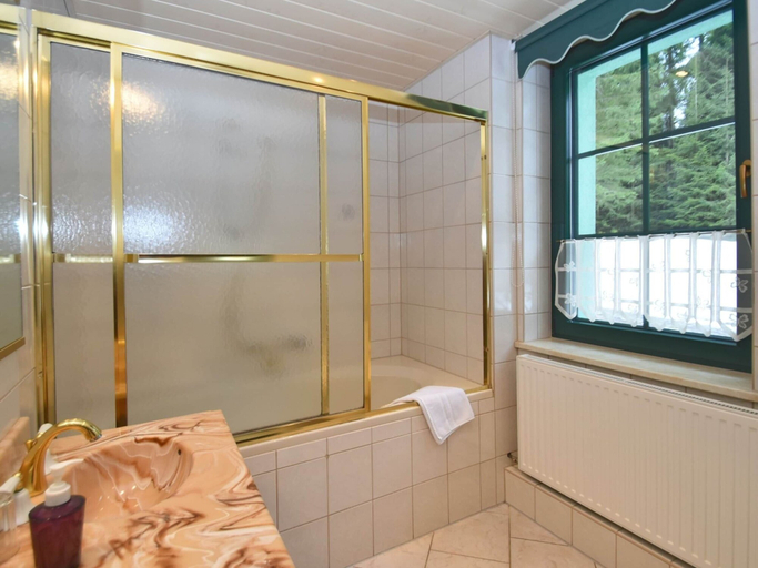 Bathroom 5, Luxurious Apartment in Jagersgrun With Saunas, Vogtlandkreis