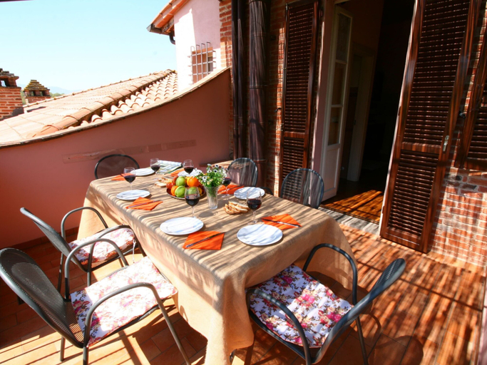 Balcony 5, Air-conditioned Flat With Pool and Wellness Area, Perugia