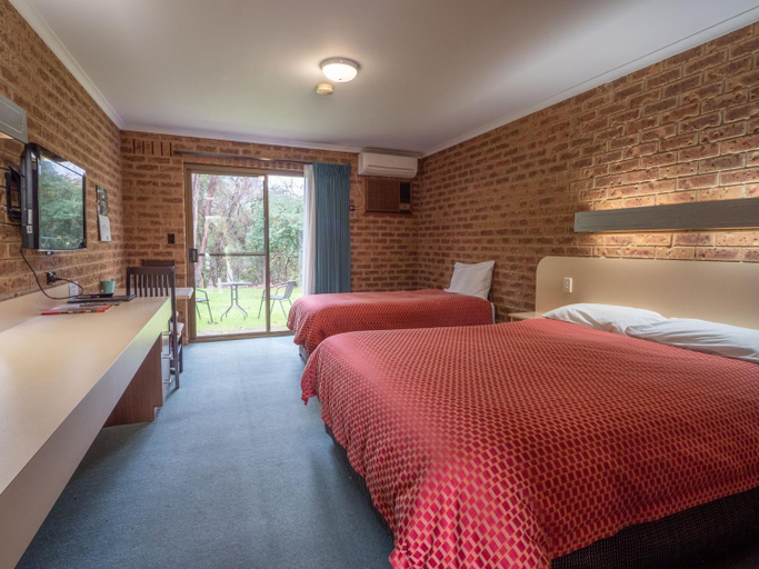 Bedroom 3, Eildon Parkview Motor Inn Room 7, Murrindindi - East