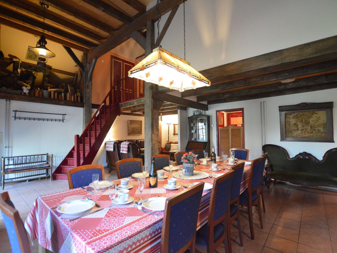 Dining 2, Cozy Holiday Home in Bergen op Zoom With Garden, Bergen op Zoom