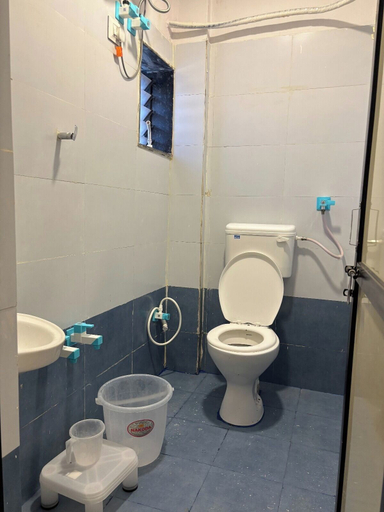 Bathroom 3, Hotel Mahnsh Palace, Anand
