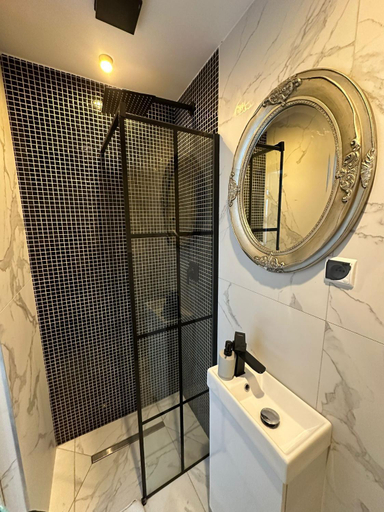 Bathroom 5, Forteca, pokoje goscinne nad stawem, Dzierżoniów