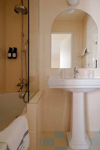 Bathroom 18