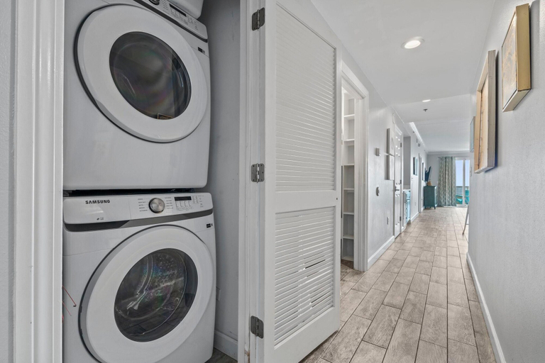 Bathroom 4, Enclave 404, Baldwin