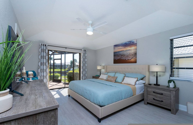 Room 5, Villa Tropical Waterfront Luxury Retreat Panoramic Water Views Pool Spa, Charlotte