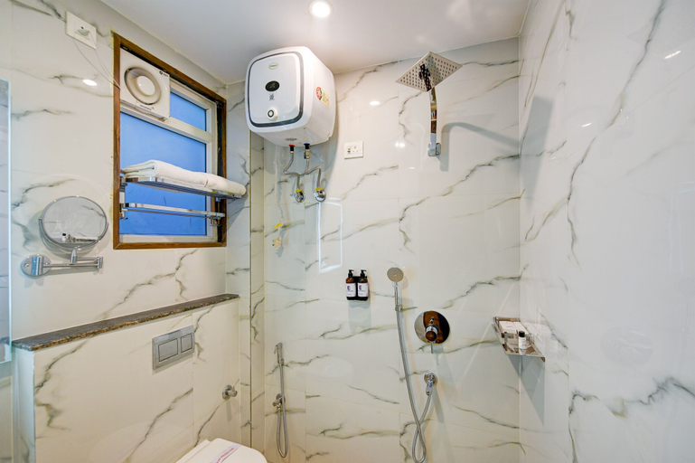 Bathroom 2, Hotel Le Premier, Delhi