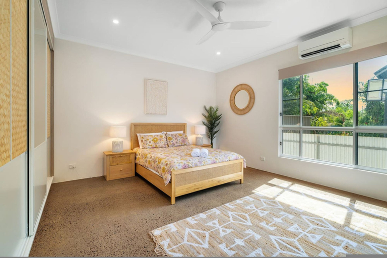 Room 4, Majestic Manor Stylish Super Home Pool BBQ, Wanguri